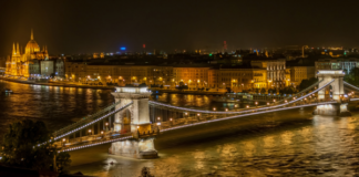 szechenyichainbridgeinbudapestatnight600x335