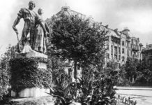 lugas12trianon100szobor