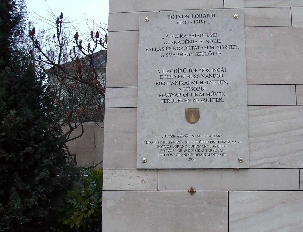 2005-ben, a fizika évében avatták emléktábláját a XII. kerület, Dolgos utca 2. számú ház falán, egykori partnervállalata helyén, a MOM Parkban