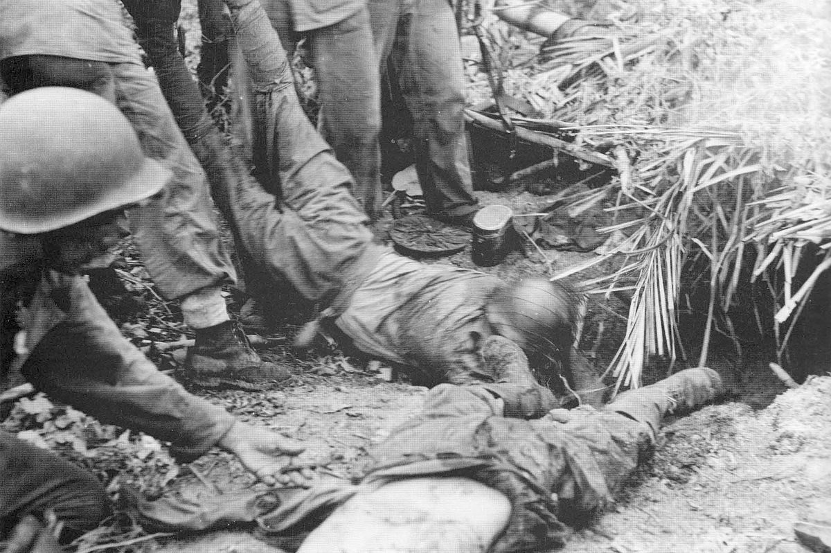 Amerikai tengerészgyalogosok a japán katonák holttesteinek eltávolítása közben (a Point Cruz környéki bunkerekből), a kora novemberi harcokat követően.
