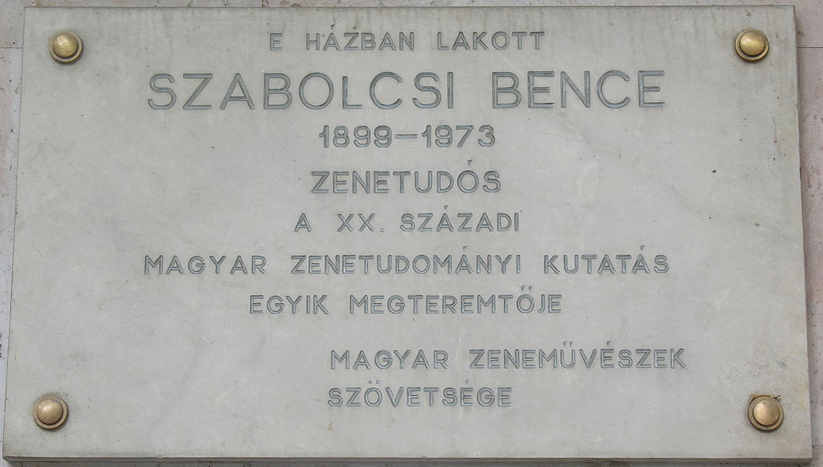 Emléktáblák Budapest XIII. kerületében Szabolcsi Bence emléktáblája egykori lakhelyén, a Pozsonyi út 40. szám alatt