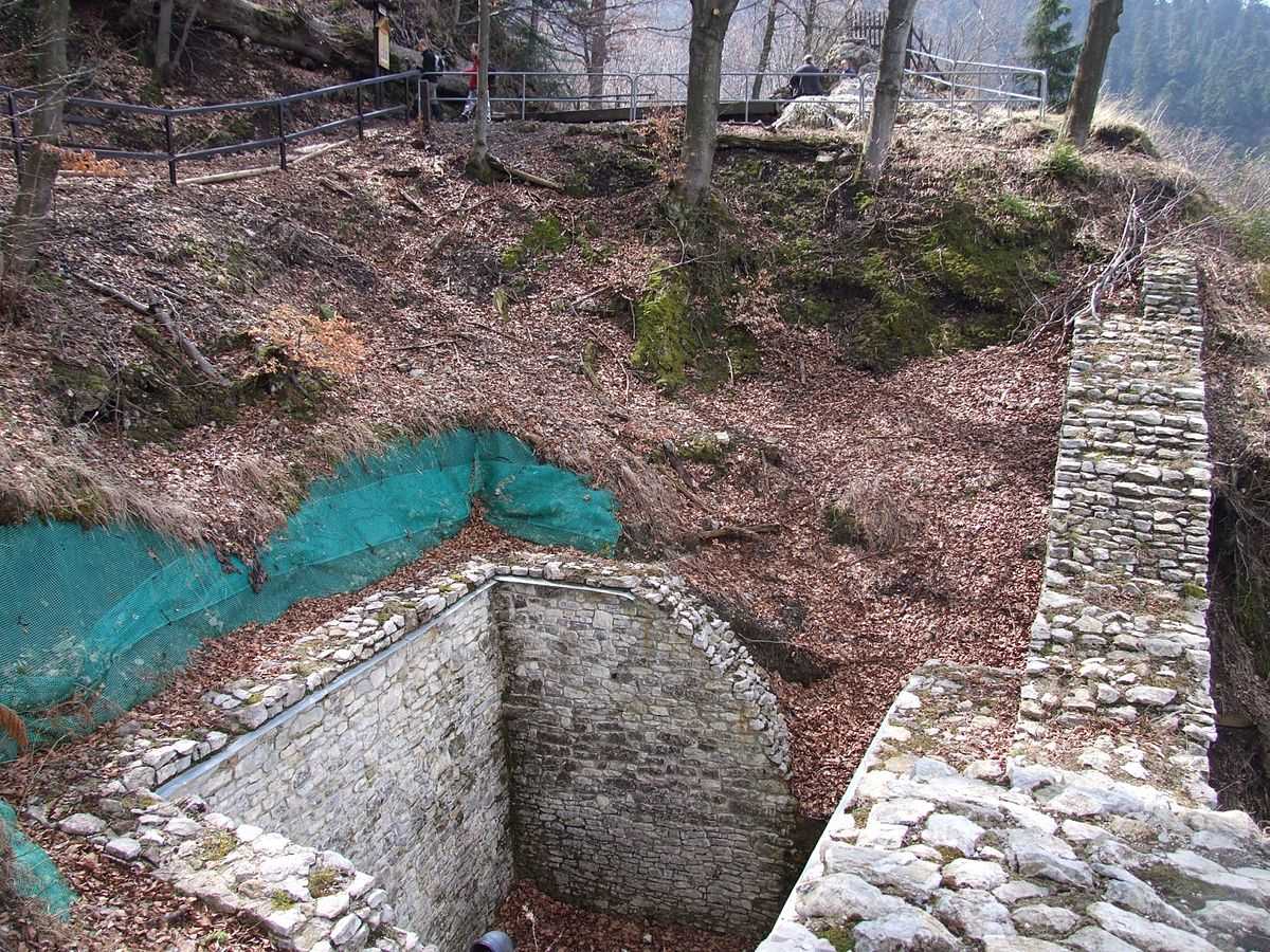 A Szent Kinga által alapított pienineki vár falmaradványai