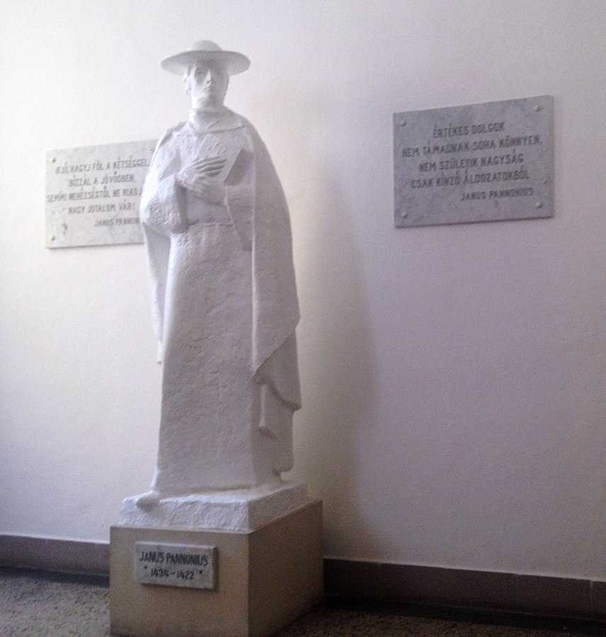 Janus Pannonius szobra a pécsi Janus Pannonius Gimnáziumban © EniPort