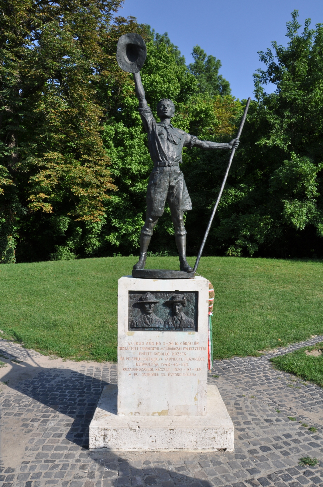 A dzsembori emlékére állított szobor Gödöllőn