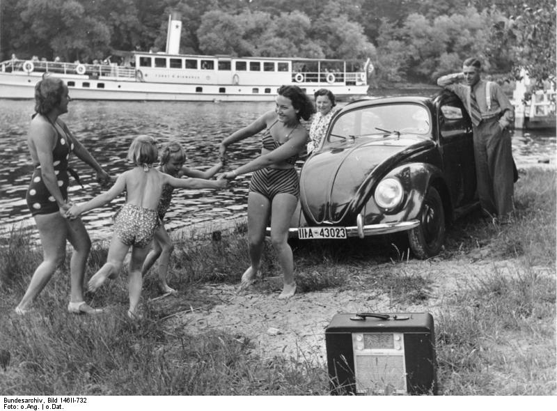 Német propagandafénykép egy KdF-Wagen-nel.