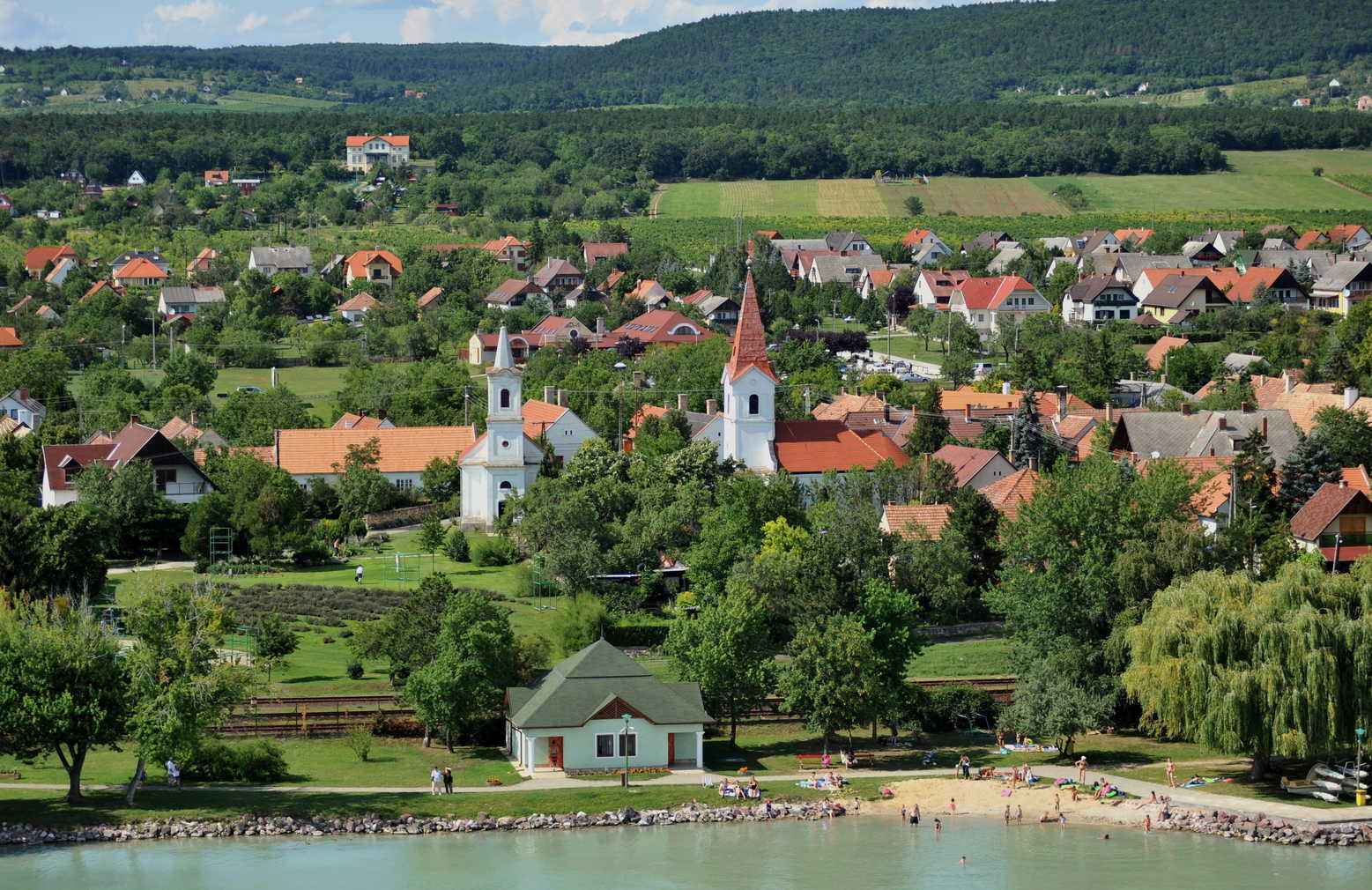 Balatonakali központja az evangélikus (b) és a Szent Kereszt felmagasztalása római katolikus templommal. Előtérben a szabadstrand.  MTI Fotó: H. Szabó Sándor