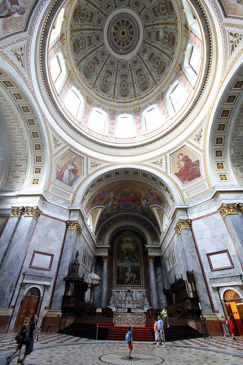 A bazilika belseje, szemben a Michelangelo Grigoletti alkotta főoltárkép, a Mária menybevitele, ami egyben a világ legnagyobb egy vászonra festett oltárképe