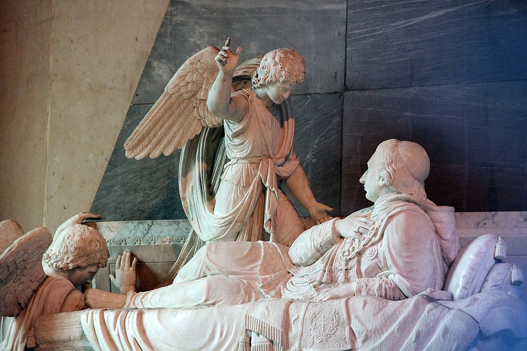 Részlet a kápolnában, az oltárral szemben található Károly Ambrus esztergomi hercegprímás síremléke