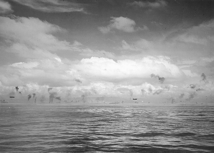 A Guadalcanalnál horgonyzó szövetséges flottát támadó japán bombázók augusztus 8-án.