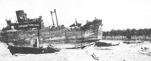 Az október 15-i támadásban elpusztult és partra sodródott japán szállítóhajó roncsai