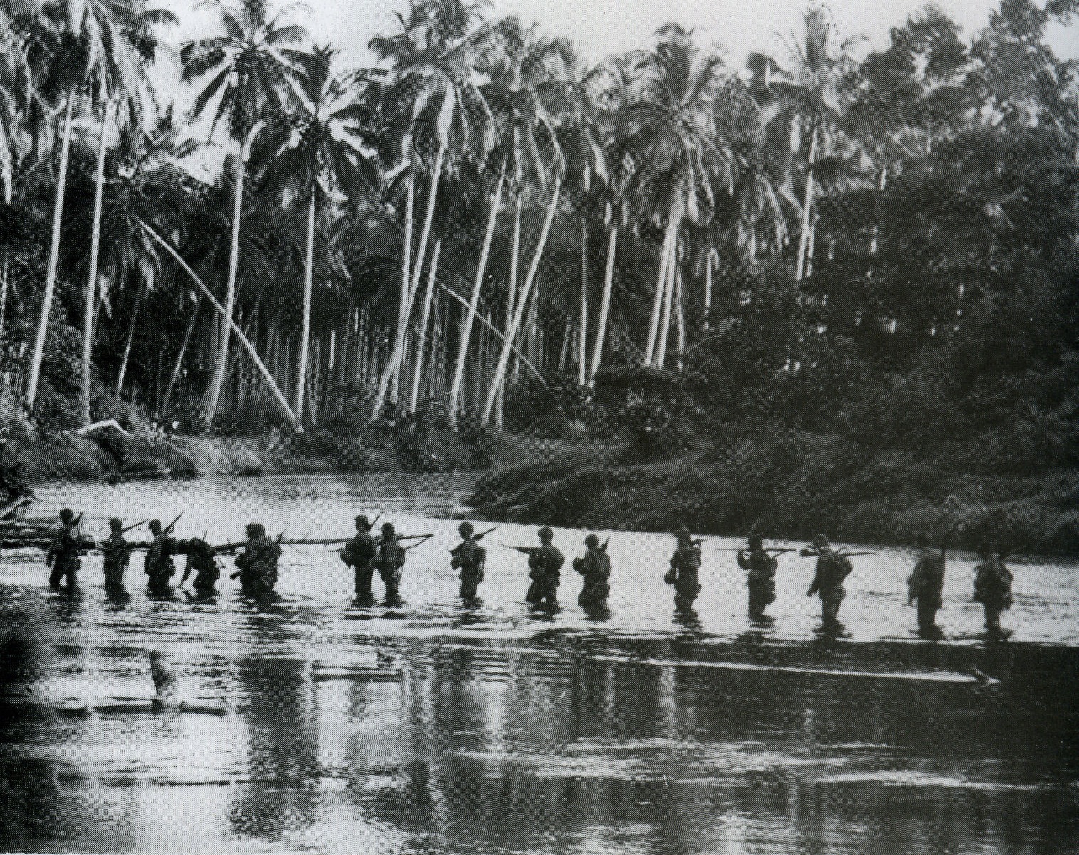 Amerikai tengerészgyalogosok átkelnek a Matanikaun, 1942 szeptember.