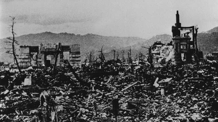 A Hirosima ellen 1945. augusztus 6-án végrehajtott amerikai atomtámadás következményeként teljesen megsemmisült a japán város. 200 ezer ember lelte halálát, a világon először bevezetett stratégiai atombomba felrobbanásakor. MTI/CTK
