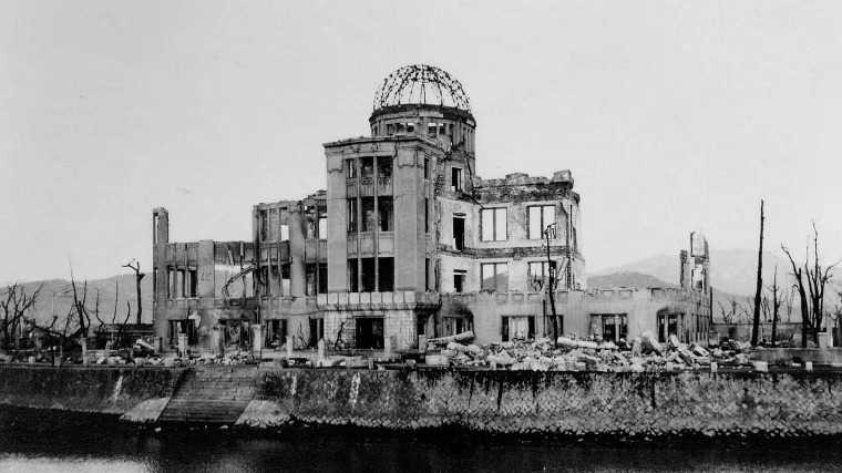 Hirosima prefektúra iparcsarnokának kupolás romja, a késõbb mementóként meghagyott Atombomba-kupola 1945-ben, miután augusztus 6-án, a II. világháború végén egy amerikai nehézbombázó ledobta a történelem elsõ atombombáját Hirosimára. (MTI/EPA/Béke Emlékmúzeum)