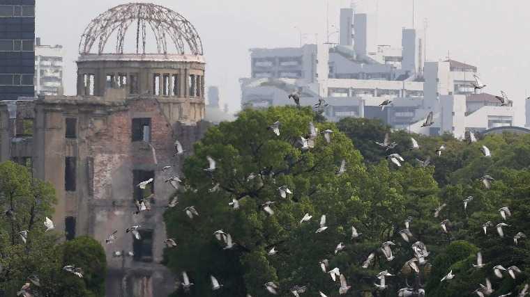 Galambok repülnek a Hirosima elleni amerikai atomtámadás 71. évfordulójának alkalmából tartott megemlékezésen a hirosimai Atombomba-kupola előtti Béke Emlékparkban 2016. augusztus 6-án. (MTI/EPA/Ota Kijosi)