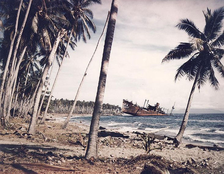 A november 15-én partra futtatott Kinugava Maru japán szállítóhajó roncsa egy évvel a csata után.