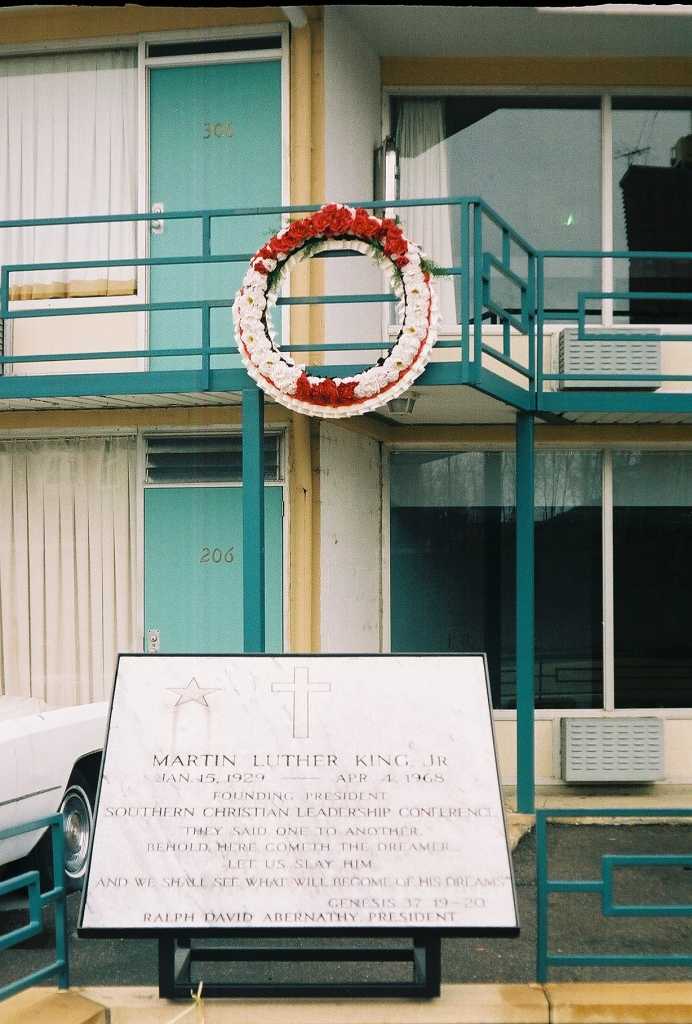 Emléktábla a Lorraine motel előtt.