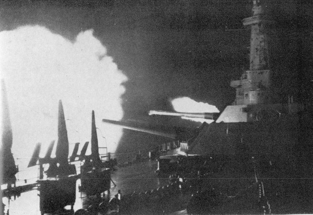 A Washington csatahajó tűzharca a Kirishimával november 15-én.