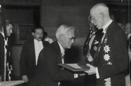 Fleming átveszi a Nobel-díjat V. Gusztáv svéd királytól
