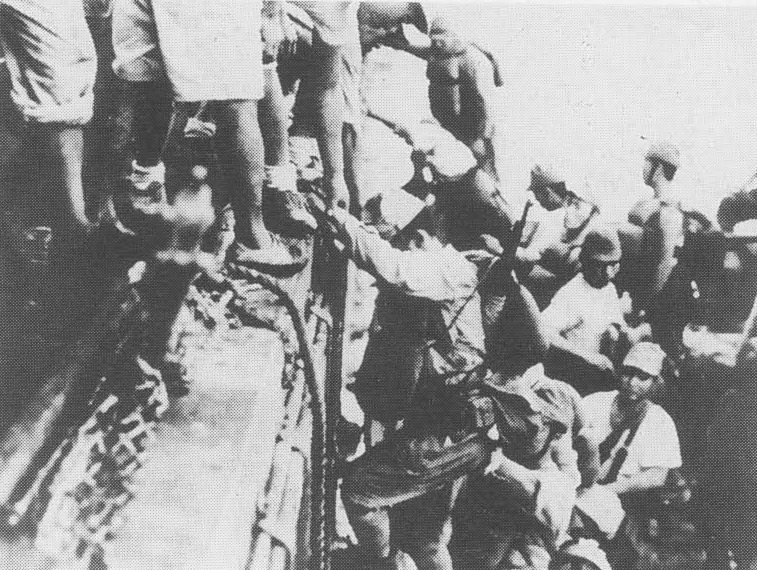 Japán csapatok behajózása a Tokió Expressz egyik rombolójára.