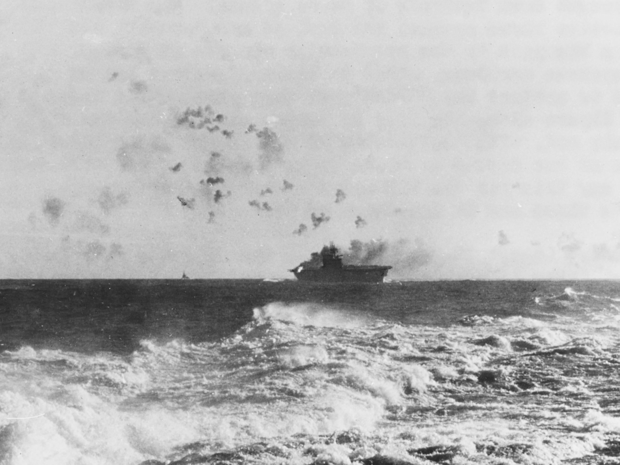 Az Enterprise hordozó légitámadás alatt a Keleti-Salamon szigeteknél.