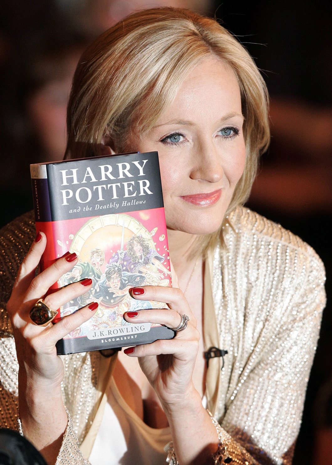 J.K. Rowling és az őt milliomossá tevő regénye. Fotó: AFP