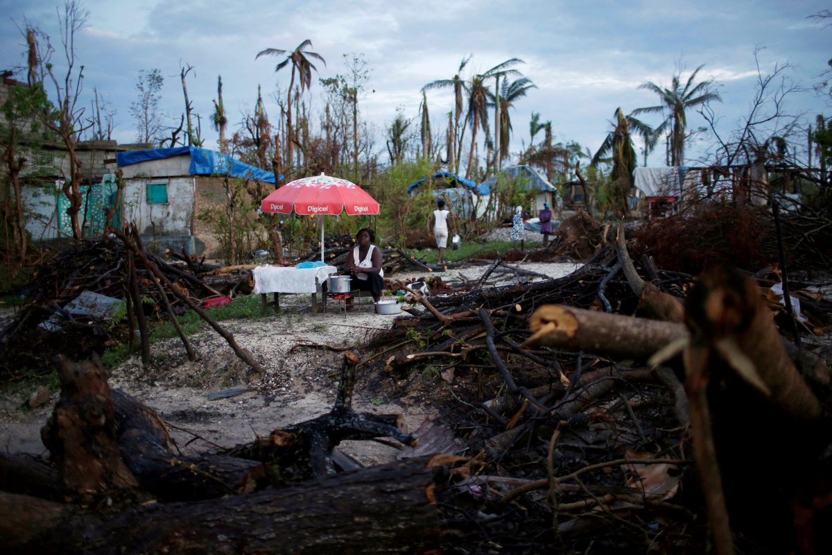 Utcai árus Haiti szigetén az októberi hurrikánt követően. Katasztrófák kirakodóvásárát éljük