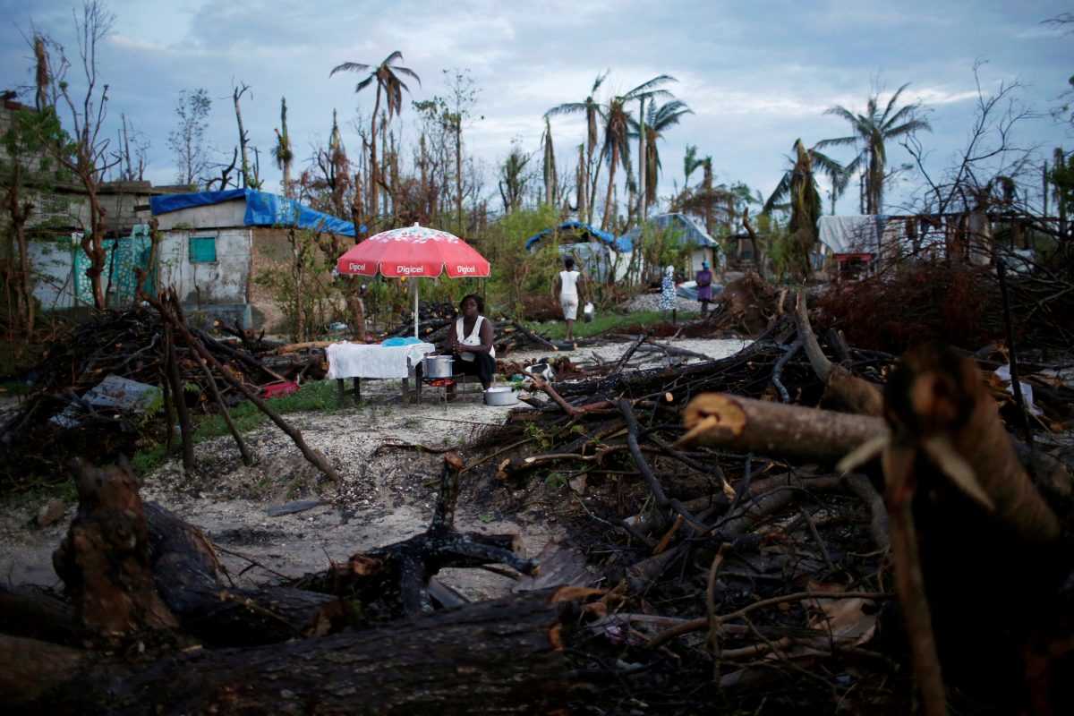 Utcai árus Haiti szigetén az októberi hurrikánt követően. Katasztrófák kirakodóvásárát éljük