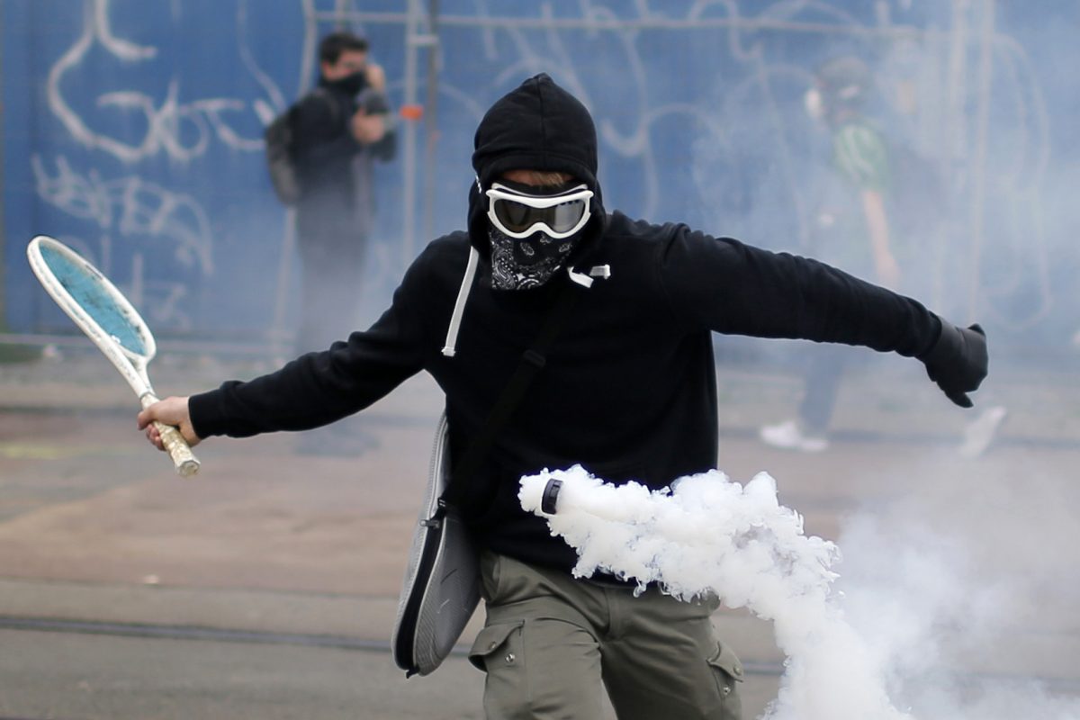 Tüntető üt vissza könnygázgránátot a franciaországi Nantes-ban. Kirobbanó forma