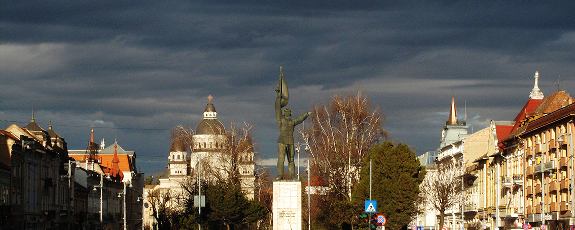 Marosvásárhely átszabott főtere az ortodox katedrálissal és a hősi emlékművel. A város a kommunizmus időszakában a kitelepítések egyik központja volt 