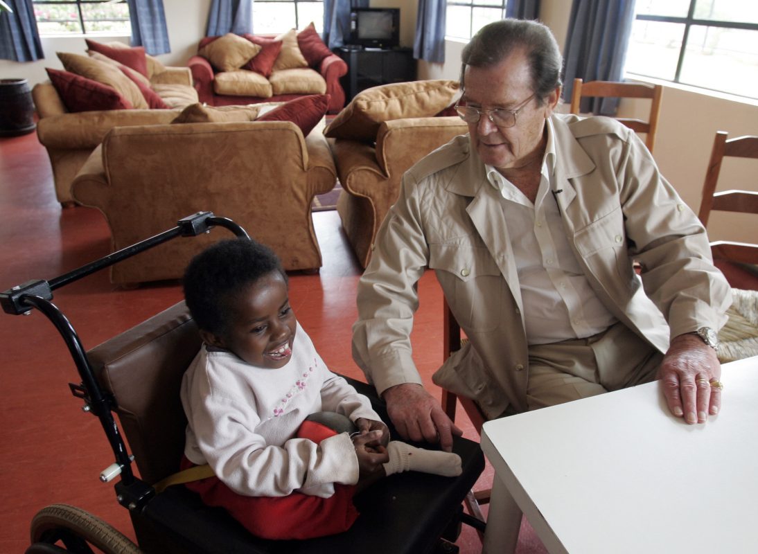 Roger Moore nairobi gyermekotthonban az UNICEF nagyköveteként. Stílus és humor