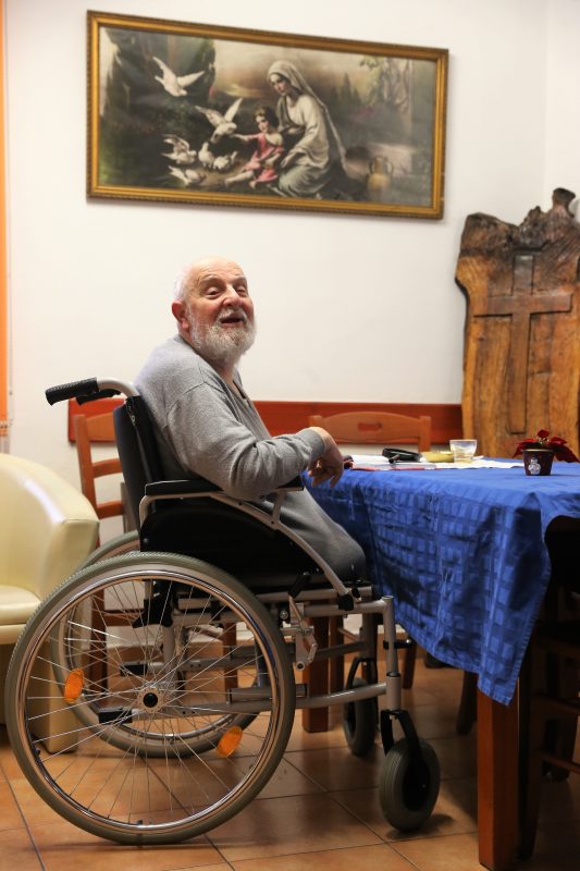 Kardos Mihály hajléktalanok közé költözött, a szegények életét választotta