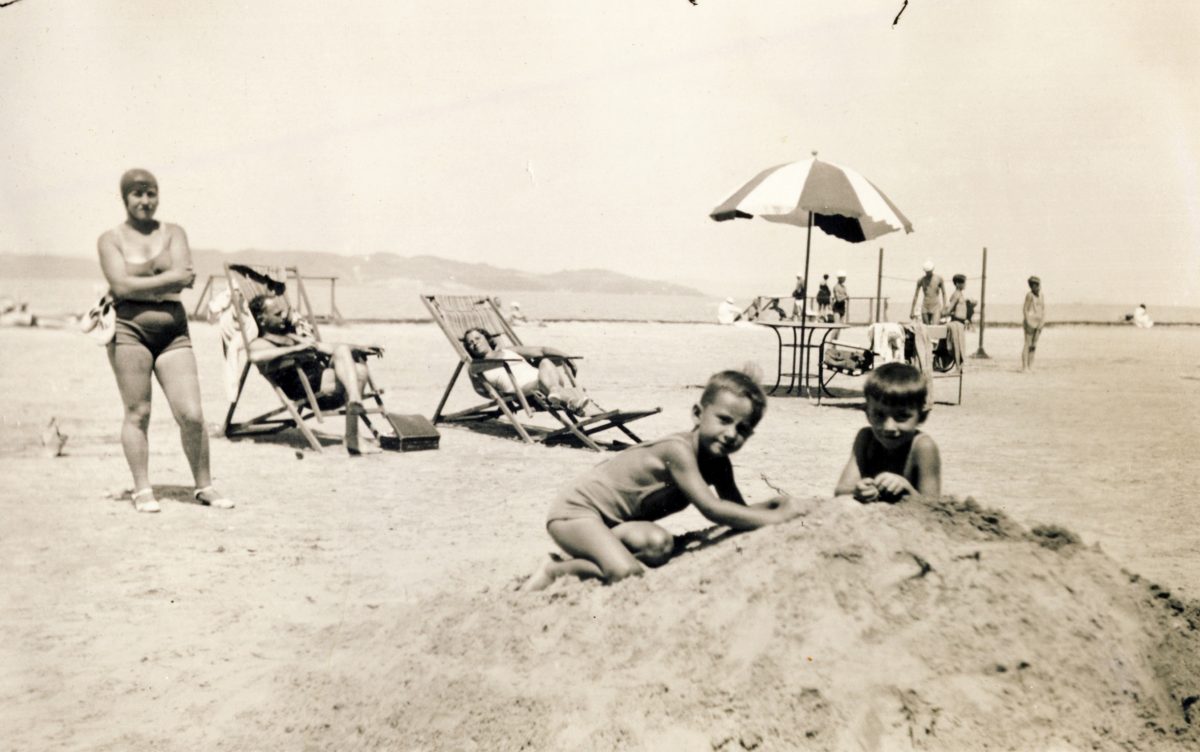 Fürdőzők a balatonföldvári strandon a két világháború között