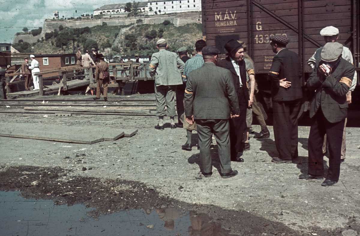 Munkaszolgálatosok a délvidéki péterváradi vár előtt 1944-ben