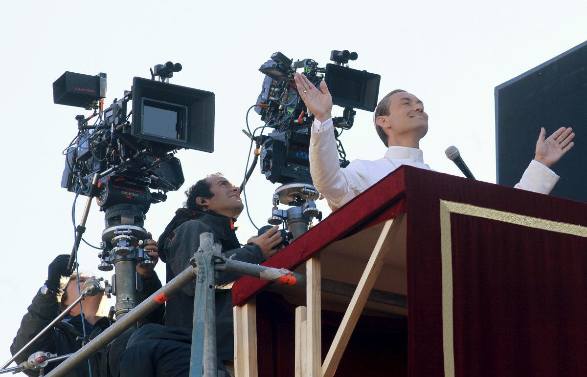 Jude Law, a filmsorozat címszereplője velencei forgatáson. Vissza a gyökerekhez?